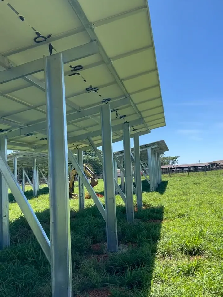 Usina solar experimental em estrutura de solo